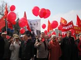 Коммунисты пронесли по улицам большие плакаты с Лениным и Сталиным