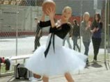 Звезда Анастасия Волочкова закатилась в рекламу "Сникерс" с предложением "поцеловать ее в пачку" (ВИДЕО)