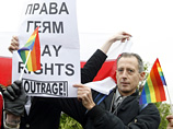 В руках собравшиеся держали плакаты: "Равные права без компромиссов" и "Гомофобия &#8211; позор страны"