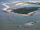 Страховые компании США оценивают убытки от взрыва буровой вышки Deepwater Horizon и утечки нефти в Мексиканском заливе в примерно 10 миллиардов долларов