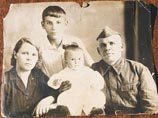 Афанасий Фёдорович Медведев, дед Дмитрия Медведева по отцовской линии, с женой Надеждой Васильевной и детьми Анатолием и Светланой. 1941 год