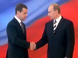 7 мая Медведев отмечает "экватор" своего срока. СМИ: он ругал и увольнял чиновников, но до "верхов" так и не дотянулся