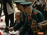 Петербуржцы и моряки ВМС США возложили венки к мемориалу на Пискаревском кладбище