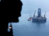 Нефтяная компания BP, руководящая ликвидацией утечки нефти в Мексиканском заливе, утверждает, что при монтаже огромной стальной воронки, которая должна помочь собирать нефть, возникли проблемы