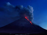 Высочайший действующий вулкан Евразии - Ключевской на Камчатке выбрасывает раскаленную магму на высоту до 200 метров