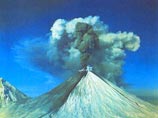 Вулкан Ключевской на Камчатке выбрасывает раскаленную магму на 200 метров