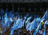 Одновременно к зданию Верховной Рады стали стекаться представители Партии регионов с партийными флагами в поддержку действующей власти