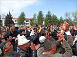 Оппоненты новых властей Киргизии захватили администрацию в Оше и вернули прежнего губернатора