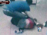 Инцидент был снят на мобильный телефон: боксерская стойка, удары кулаками и ногами, женщина швыряет ученика о стенку, таскает по полу