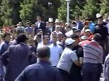 В Киргизии разбушевались теперь и противники Бакиевых: жгут их дома и стреляют в сторонников В Киргизии разбушевались теперь и противники Бакиевых: жгут их дома и стреляют в сторонников