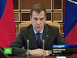 Медведев поручил полпредам не ослаблять контроль за соблюдением законов