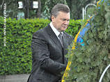 Журналисты "Украинской правды" стали свидетелем того, как большой венок, возложенный Януковичем к могиле Неизвестного солдата, подхватило ветром и набросило на самого президента Украины