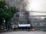 Хаос в Бангкоке разрастается: в клубах дыма оппозиционеры забрасывают солдат камнями и бутылками с зажигательной смесью