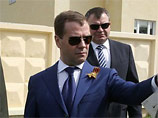 Для сравнения напомним размеры годовых доходов первых лиц России и США. Президент РФ Дмитрий Медведев, согласно его декларации, заработал в три с лишним раза больше Саакашвили - 3,3 млн рублей (110 тысяч долларов)
