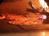 В Неаполе пиццу выпекают на бывших в употреблении гробах. Полиция проверяет эти подозрения