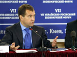 На предложения бизнесменов и Юрия Бойко Дмитрий Медведев ответил, что "эта тема никогда не исключается". "Но она не бывает двусторонней, - уточнил он. - И в конечном счете упирается в наши договоренности с узбеками или с другими коллегами, с туркменами на