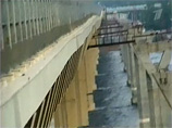 В Волгограде раскачался новый мост через Волгу - машины подбрасывало и разворачивало в воздухе