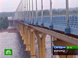 Мост закрыт с четверга, с 18:40 по Москве, после того, как из-за сильного ветра и речных волн расшатало его конструкции. Амплитуда колебаний на проезжей части достигала полутора-двух метров