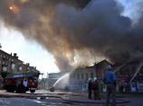 Пожар возник в 08:35 мск воскресенья, из горящих зданий эвакуировано 22 жильца и 35 покупателей из магазинов