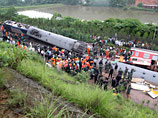 При сходе с рельсов пассажирского поезда погибло, по меньшей мере, 10 человек