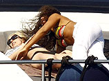 С брюнеткой в пестром купальнике Lady GaGa целовалась и обнималась во время прогулки на яхте