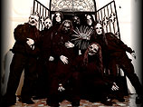 Группа Slipknot, играющая в "металлическом" стиле, выпустила свой первый альбом в 1999 году