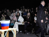 Во время этого показа в зале сидел российский кутюрье Вячеслав Зайцев, который не выдержав то ли вида ведерка, то ли самой коллекции одежды, покинул зал еще в середине показа