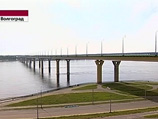 Водители, которых пустили по "танцующему" мосту в Волгограде, не верят, что его раскачал ветер