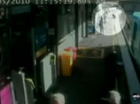 В Австралии полуторагодовалый ребенок чудом выжил, скатившись в коляске прямо под колеса поезда