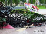 Неизвестные спалили памятные венки на Вечном огне в Калининградской области