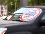 Неизвестные в Москве лепят на лобовые стекла авто огромные наклейки: "Паркуюсь где хочу" (ВИДЕО)