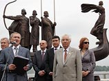 Мэр Киева Черновецкий на открытии памятника основателям города не смог произнести их имена