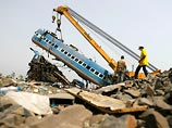 Спасатели извлекли тела 90 погибших из взорванного поезда в Индии 
