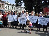Акция в поддержку Адельмины Цогоевой, убившей год назад предполагаемого насильника ее четырехлетней дочери, прошла в пятницу в центре Владикавказа. "Верните маму детям", "Педофил понес заслуженное наказание" - таковы основные лозунги акции