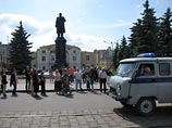 Люди, собравшиеся в пятницу на площади центрального проспекта Владикавказа, в числе которых были представители общественного комитета "Матери Беслана", потерявшие в теракте детей