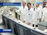 Посещение АЭС глава государства начал со стандартной для всех входящих на нее процедуры - надел халат и защитную обувь Посещение АЭС глава государства начал со стандартной для всех входящих на нее процедуры - надел халат и защитную обувь