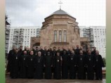 В последний день собрания священники епархии во главе с епископом Езрасом Нерсисяном посетили строящийся Армянский храмовый Комплекс на Олимпийском проспекте
