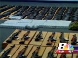 Действовавшие по наводке полицейские остановили в субботу в пограничном городе Ларедо грузовик и обнаружили в нем автоматы AK-47, а также 200 обойм увеличенной вместительности, штыки и 10 тысяч патронов