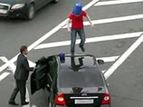 Федеральная служба охраны (ФСО) России заявила, что глубоко озабочена инцидентом  с машиной ведомства, по крыше которой пробежал молодой человек, и предостерегает от повторения подобных выходок