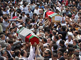 олпы людей собрались в мусульманском районе города, у мечети Фатих, чтобы встретить гробы, завернутые в турецкие флаги
