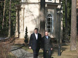 Дмитрий Медведев и Виктор Янукович возле часовни на резиденции президента России "Горки-9". Апрель 2010 года