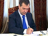 Президент России Дмитрий Медведев подписал в пятницу закон, расширяющий права "малых" партий при работе в законодательных собраниях регионов, сообщает РИА "Новости", ссылаясь на пресс-службу Кремля