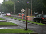Ливень, сопровождавшийся ураганными порывами ветра, привел к осложнению транспортной ситуации на многих магистралях Москвы