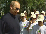 Путин объяснил лосятам правила этикета: "Не кусаться и не чавкать. Кто же чавкает за едой?"