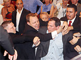 После окончания поединка  за звание чемпиона мира по боксу между Себастьяном Сильвестром и Романом Кармазиным  возле ринга вспыхнула грандиозная драка между работающими на боксе секьюрити и представителями команды Кармазина
