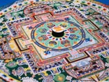 Мандала строится из цветного песка, специально привезенного из Тибета. Монахи плетут из песчинок тонкие узоры, каждый из которых имеет свое сакральное значение. Считается, что участие в этом ритуале способствует развитию мудрости