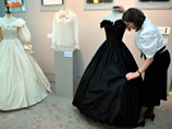 На аукцион выставлено декольтированное платье леди Дианы, в котором она впервые вышла в свет, как подруга принца Чарльза