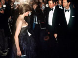 На аукцион выставлено декольтированное платье леди Дианы, в котором она впервые вышла в свет как подруга принца Чарльза