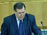 Депутат от КПРФ Виктор Илюхин обратился к председательствующему спикеру Грызлову с просьбой утихомирить зал, потому что депутаты не только не слушают выступающего с трибуны, но и обсуждают свои дела