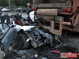 В Москве Mazda на большой скорости въехала в мусоровоз: трое погибших, четверо раненых В Москве Mazda на большой скорости въехала в мусоровоз: трое погибших, четверо раненых